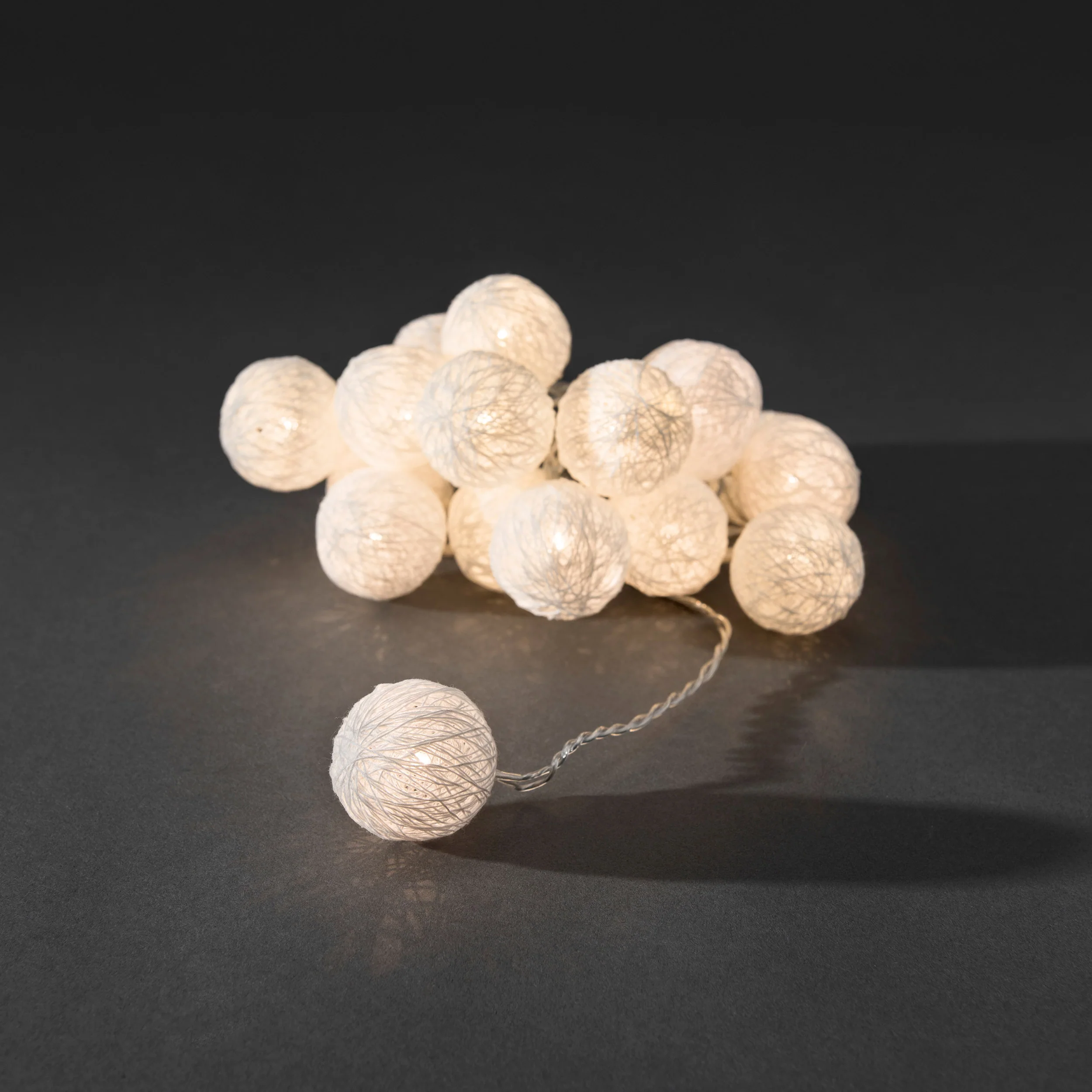 Konstsmide LED-Dekolichterkette, Baumwollkugeln, 3,5cm - Image 4